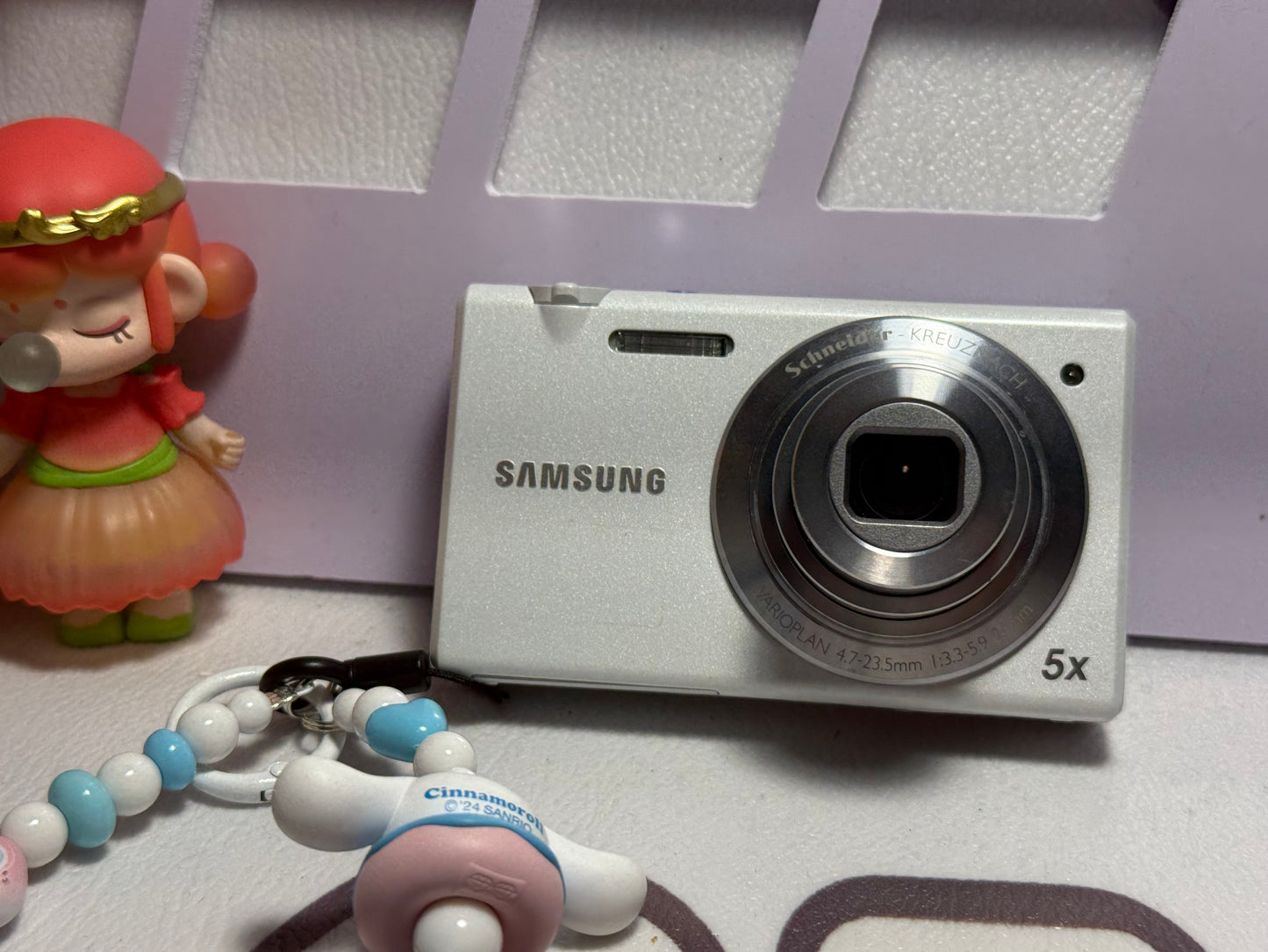 Samsung MV800 Flip-out 5x Zoom 16 Megapixels Touch English