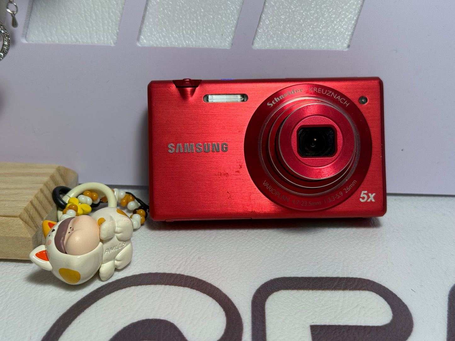 Samsung MV800 Flip-out 5x Zoom 16 Megapixels Touch English