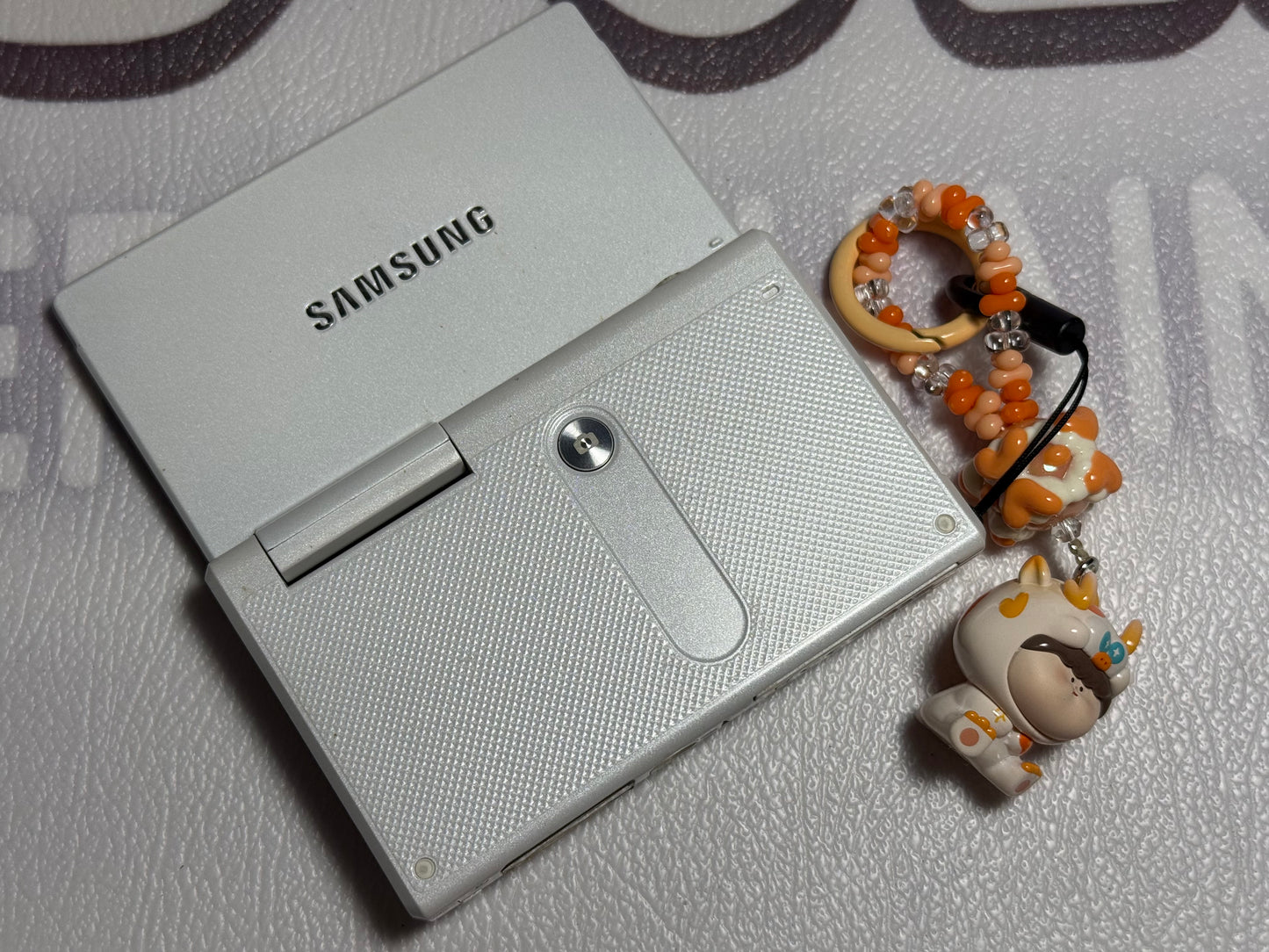 Samsung MV800 Flip-out 5x Zoom 16 Megapixels Touch English