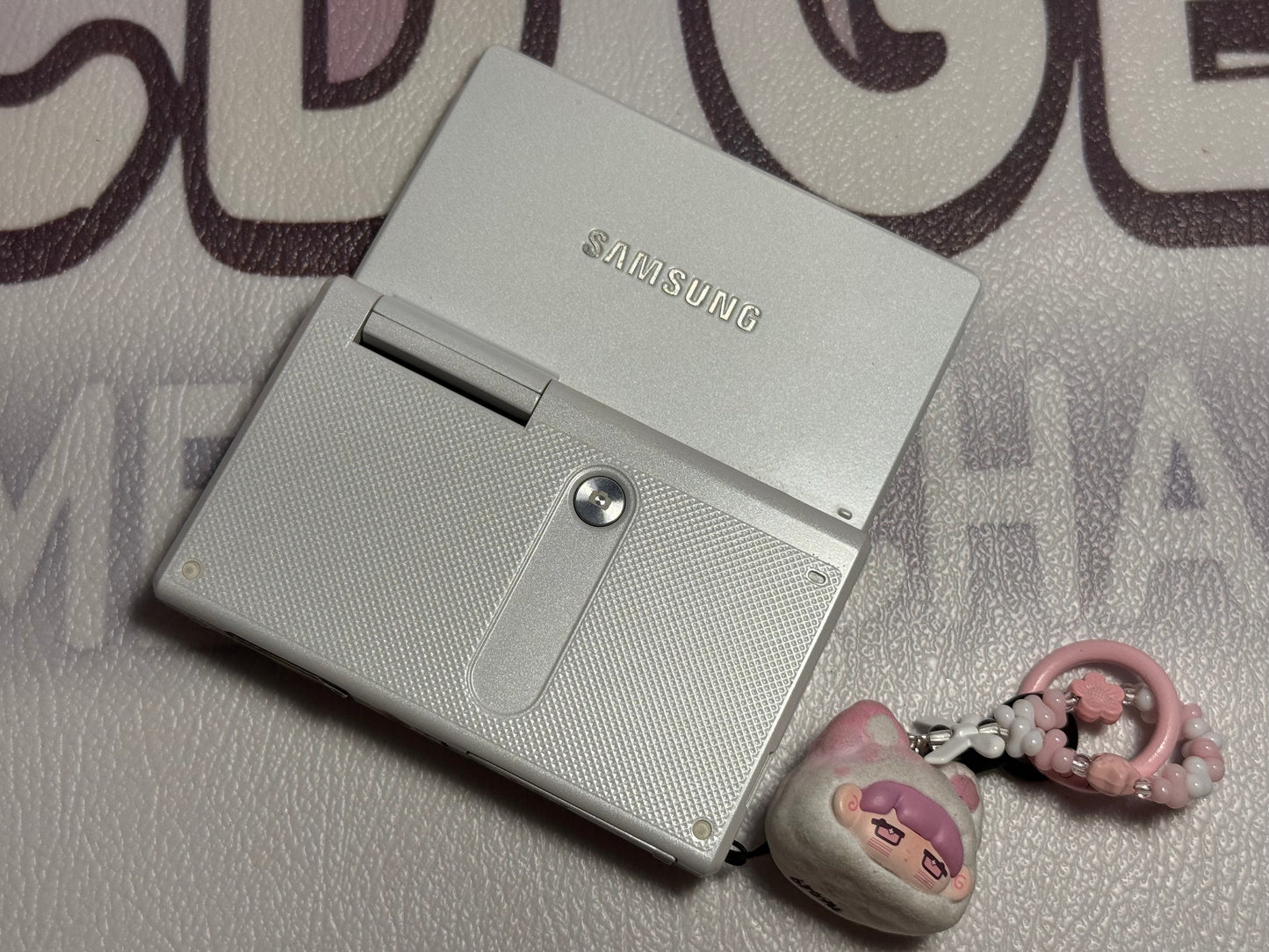 Samsung MV800 Flip-out 5x Zoom 16 Megapixels Touch English