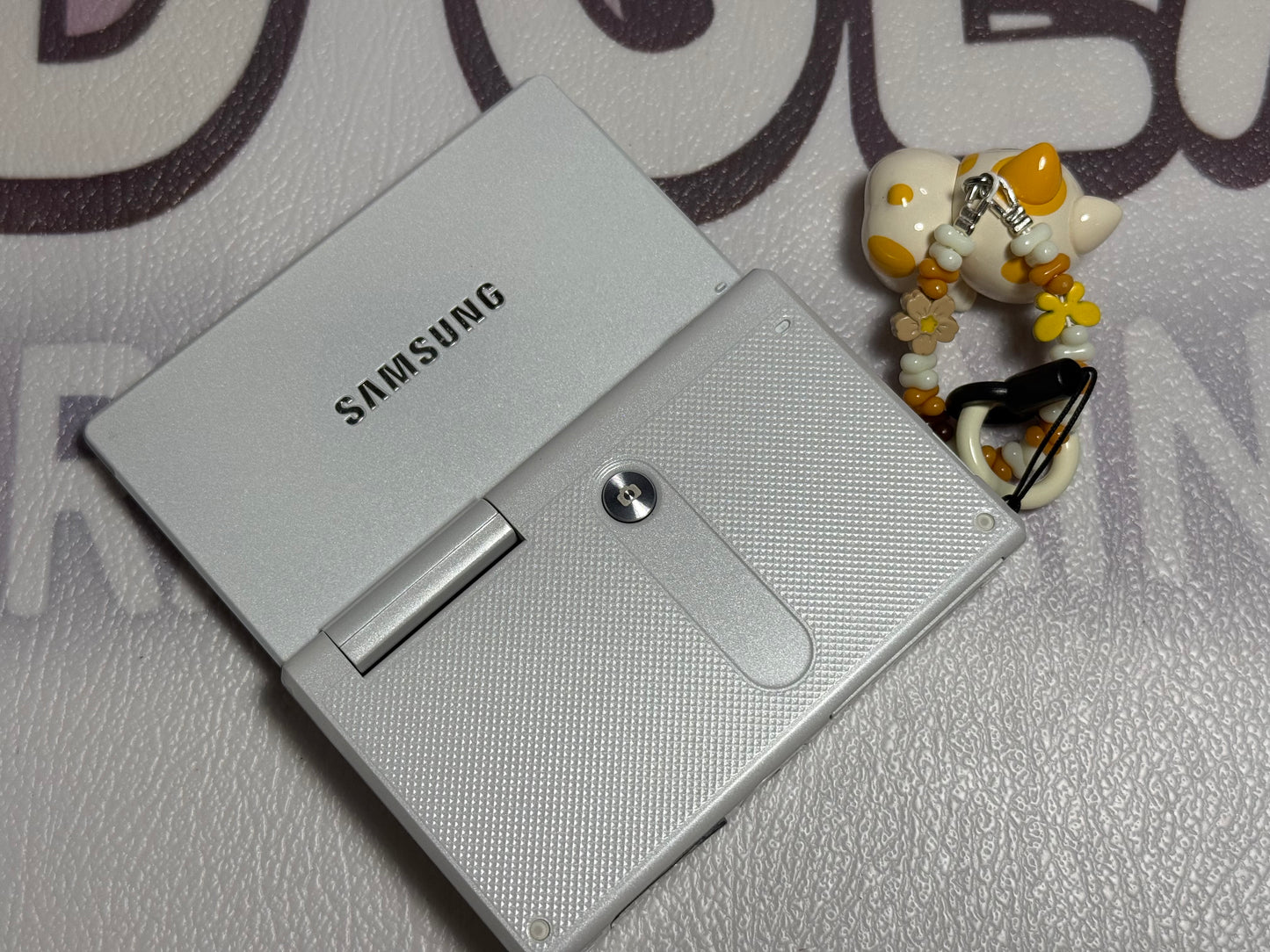 Samsung MV800 Flip-out 5x Zoom 16 Megapixels Touch English